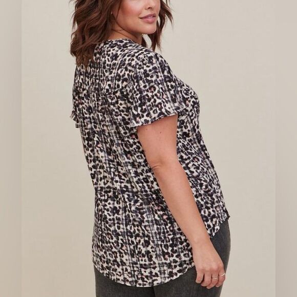TORRID Georgette Keyhole Flutter Sleeve Blouse in Leopard Print Size 4 EUC - Picture 3 of 11
